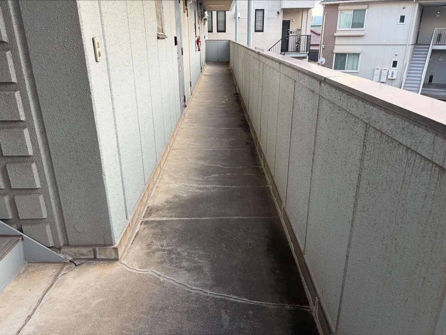 鹿児島市で賃貸マンションの通路のシート工事をさせていただきま...